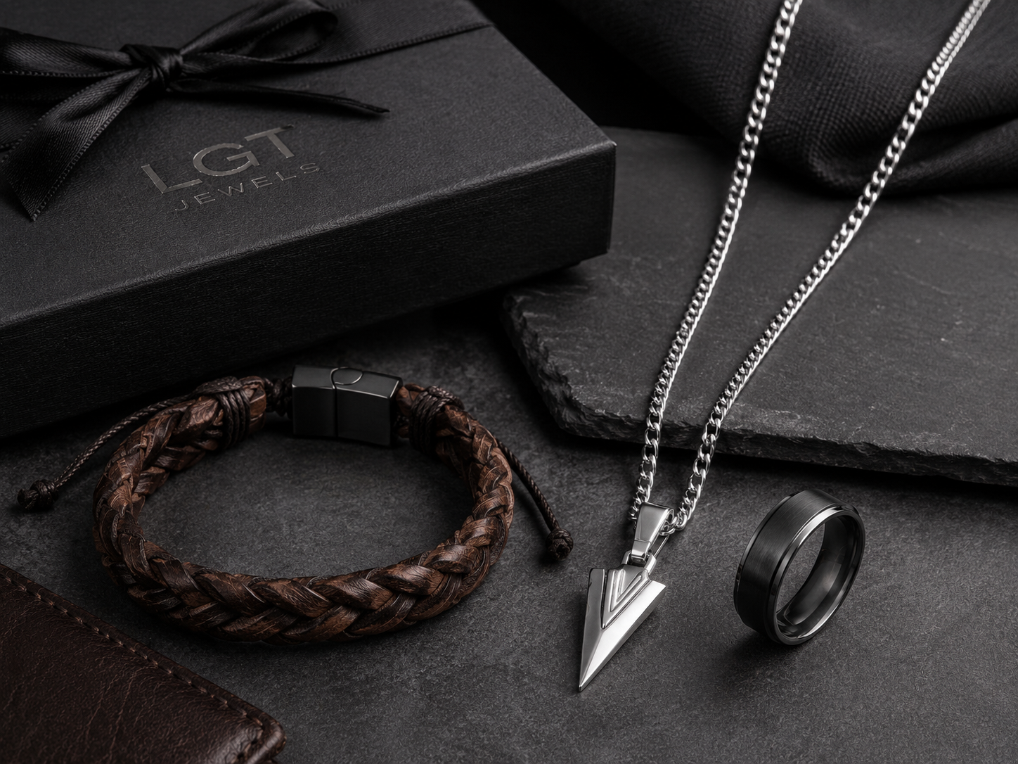 Man met leren armband en stalen ketting als cadeau-inspiratie voor heren sieraden