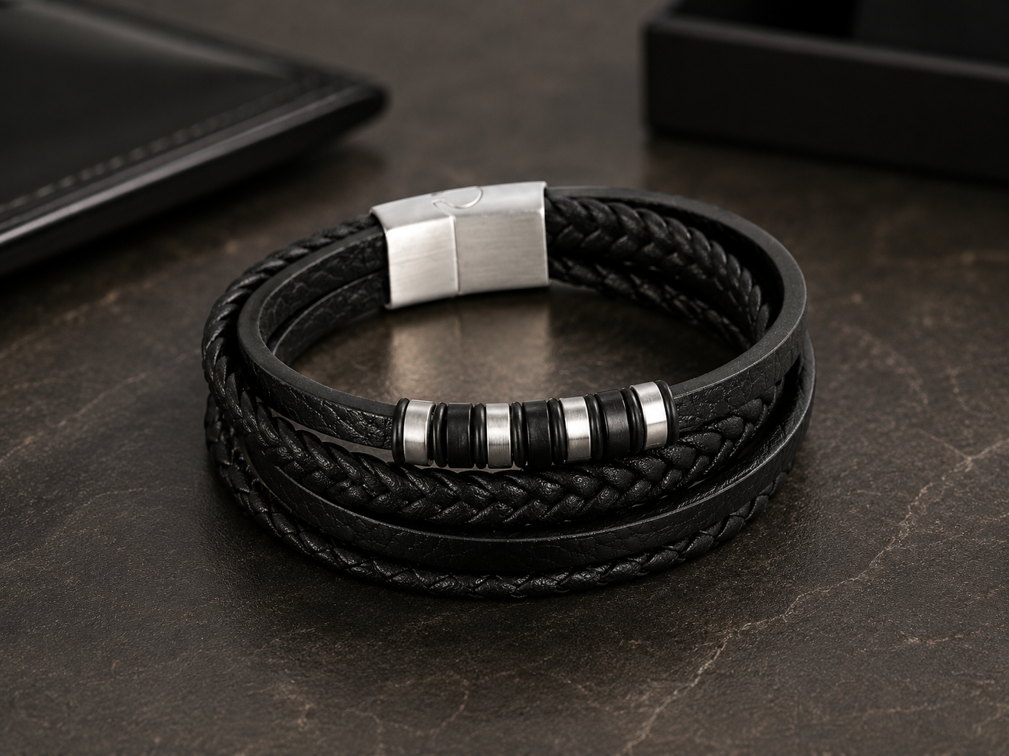 Detail van zwarte leren herenarmband met edelstalen sluiting
