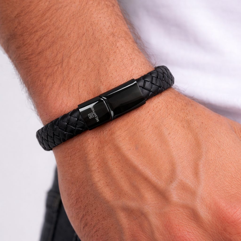 Leren herenarmband met edelstaal sluiting om de pols