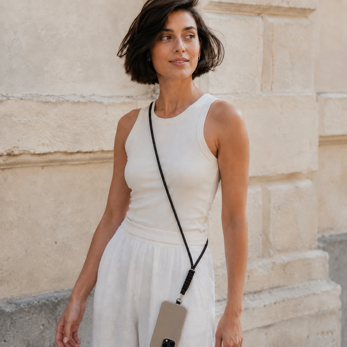 model draagt paracord telefoonkoord crossbody bij een casual outfit