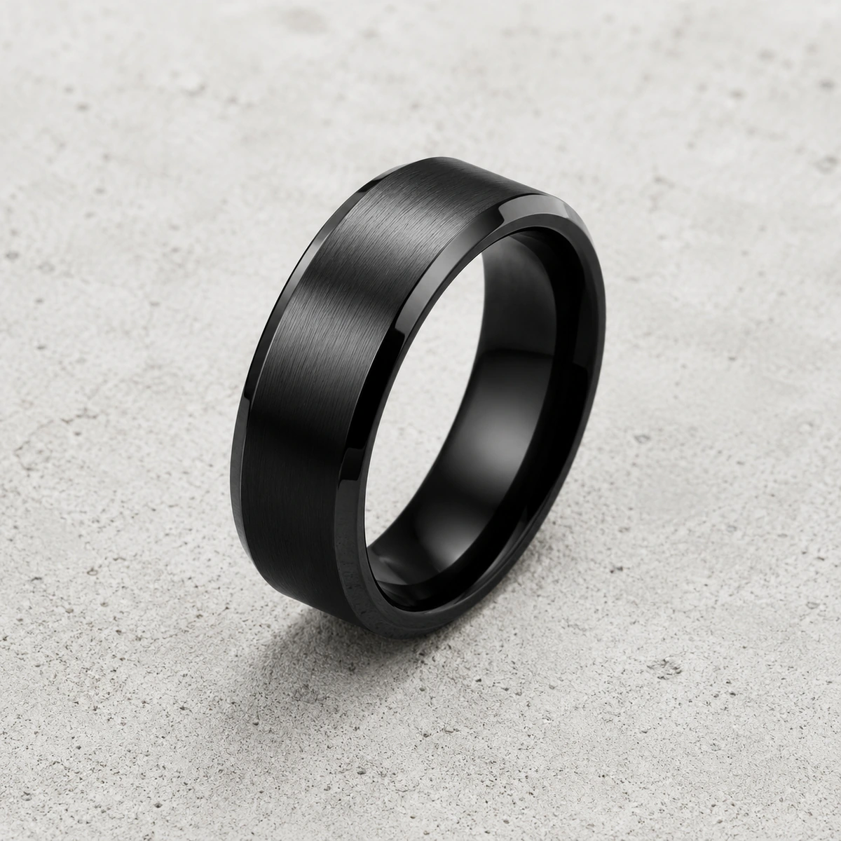 close-up van een zwarte titanium herenring met matte en glanzende afwerking