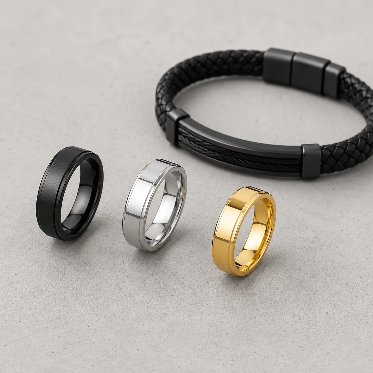 titanium herenring gecombineerd met leren armband en zilverkleurige ketting