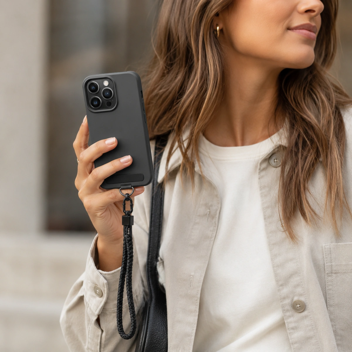 model houdt telefoon met telefoonkoord vast waarbij de patchbevestiging zichtbaar is