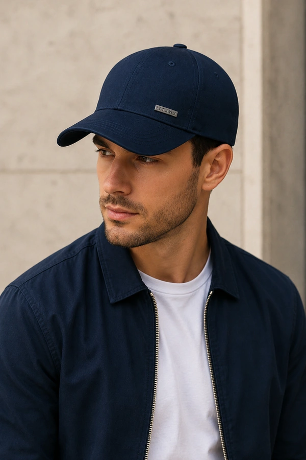 Man met navy katoenen Cap voor Heren bij casual outfit