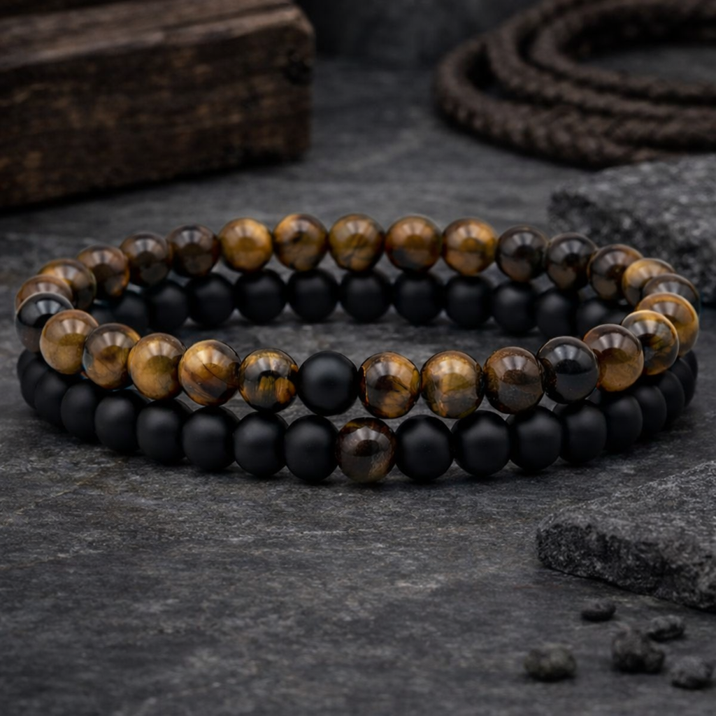 Heren armband op lichte achtergrond in stoere, neutrale styling