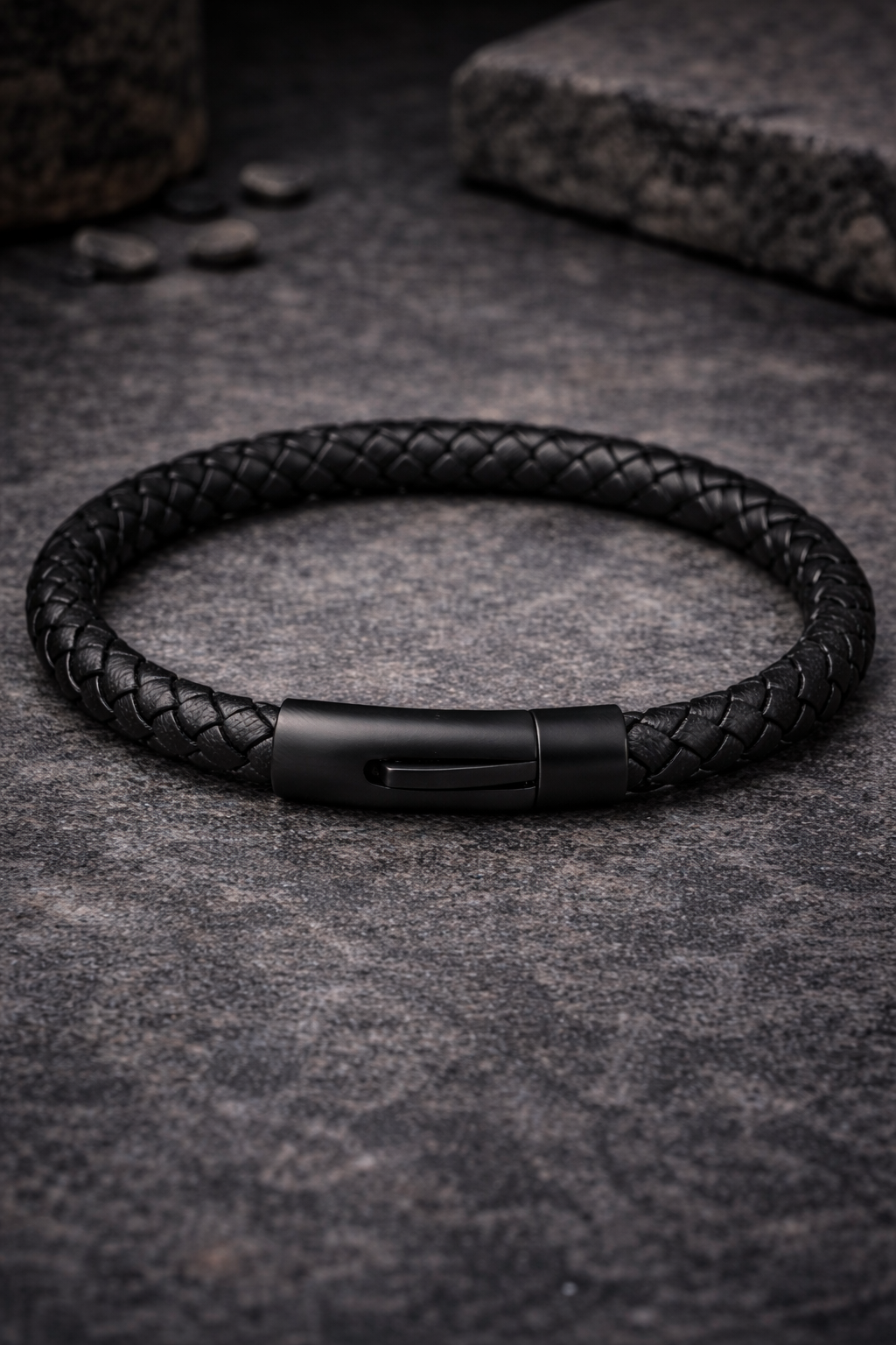 Model draagt heren armband in een moderne, minimalistische look