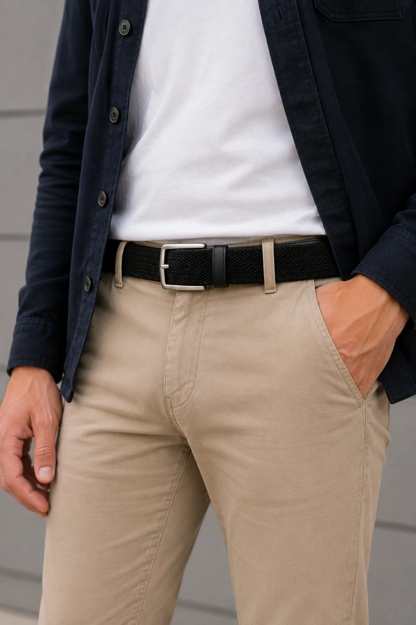 Man met zwarte elastische Canvas Riem voor Heren bij casual broek