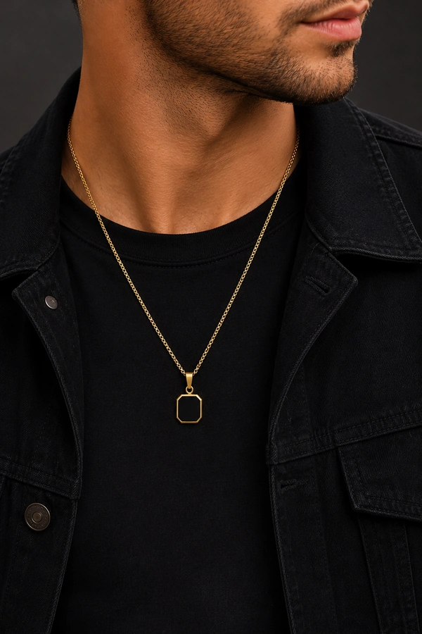 Tom Jaxon dogtag Kettinghanger in zwart edelstaal gedragen door een man