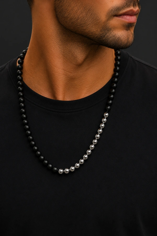Memphis zwarte onyx en hematiet Kralen Ketting gedragen door een man