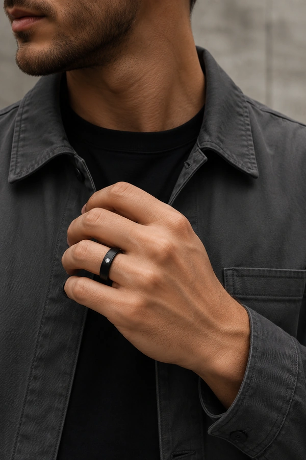 Man draagt een zwarte titanium Mendes Ring met Black Zircon