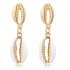 Goudkleurige dames oorbellen hangers met dubbele witte schelpjes