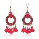 Rode goudkleurige ronde dames oorbellen met kwasten en steen