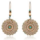 Ronde goudkleurige dames oorbellen met turquoise kralen en stee