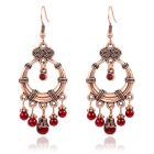 Ronde Goudkleurige dames oorhangers met details en rode kralen