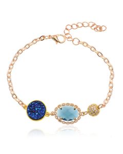 Goudkleurige verstelbare dames armband met blauw glassteen
