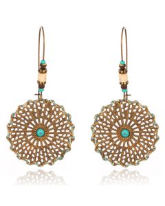 Ronde goudkleurige dames oorbellen met turquoise kralen en stee