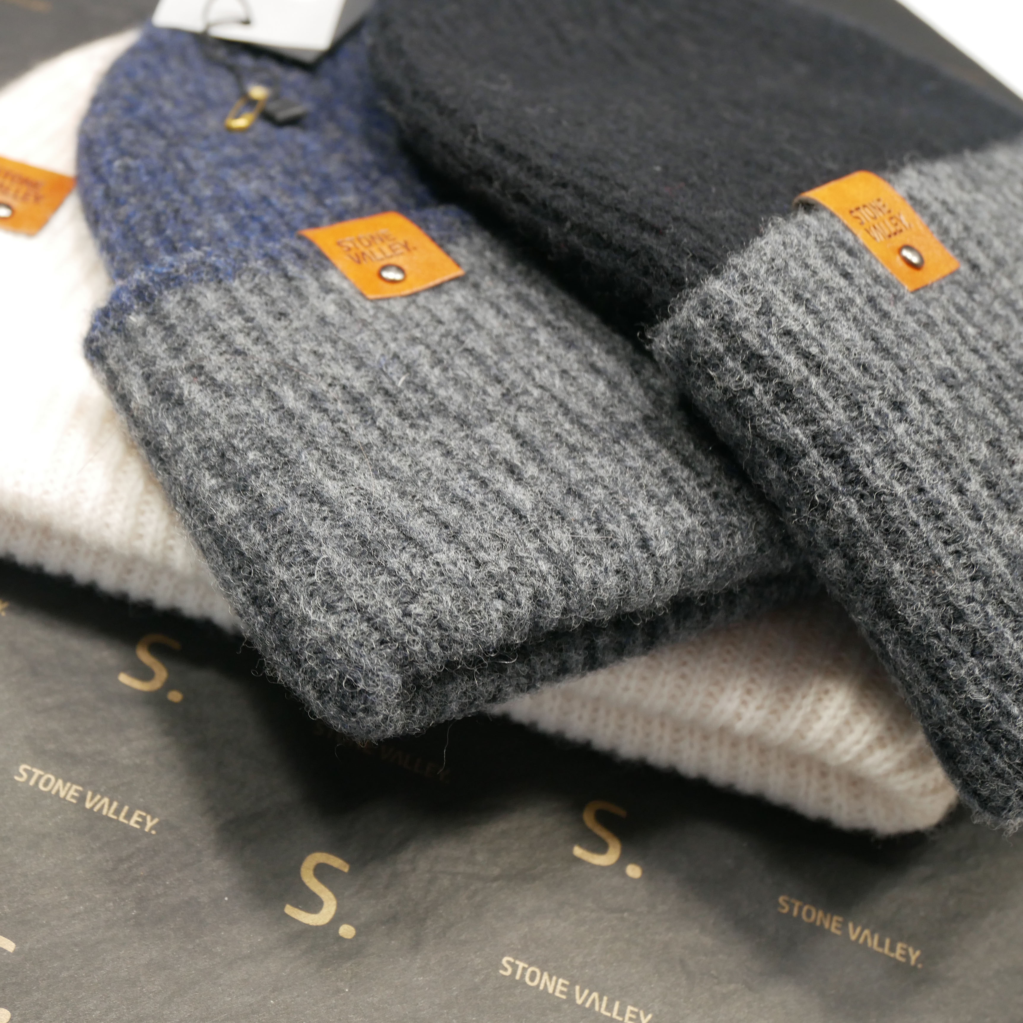 Stone Valley Beige Wol Muts met Creme Witte Manchet afbeelding 3